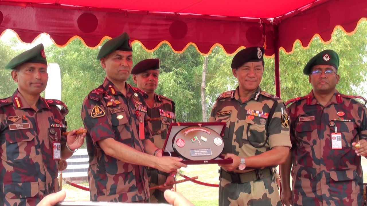 বিএসএফ মহাপরিচালকের বাংলাবান্ধা জিরো পয়েন্ট পরিদর্শন