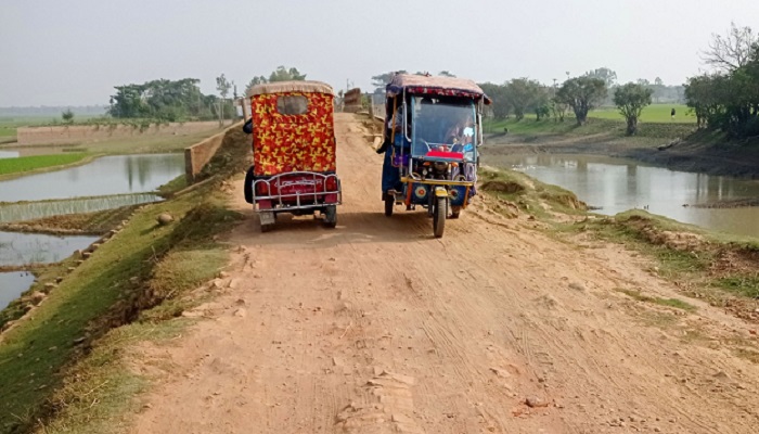 নোয়াখালী-ভীমখালী সড়কে যান চলাচলে দুর্ভোগ