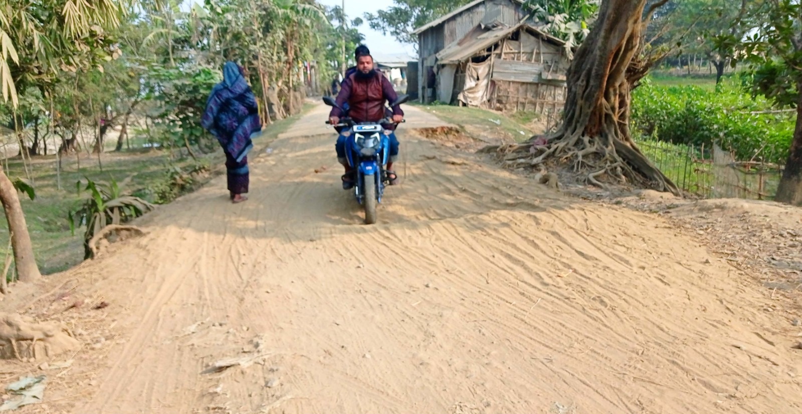 নোয়াখালী-ভীমখালী সড়কে যান চলাচলে দুর্ভোগ