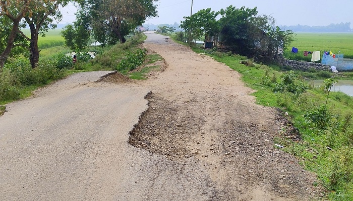 নোয়াখালী-ভীমখালী সড়কে যান চলাচলে দুর্ভোগ