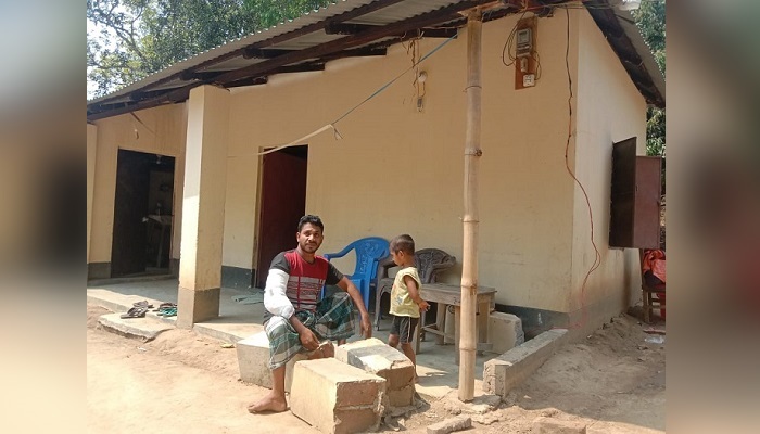 রামগড়ে আশ্রয়ণ প্রকল্পের ঘরের পিলার ধসে যুবক আহত