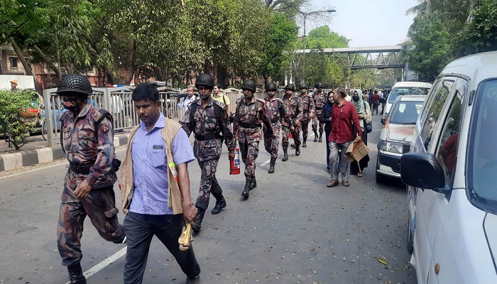 বঙ্গবাজার এলাকায় বিজিবি মোতায়েন