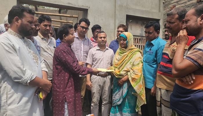 শিবগঞ্জে আগুনে পুড়ল ৫ ঘর, ৪ লাখ টাকার ক্ষতি