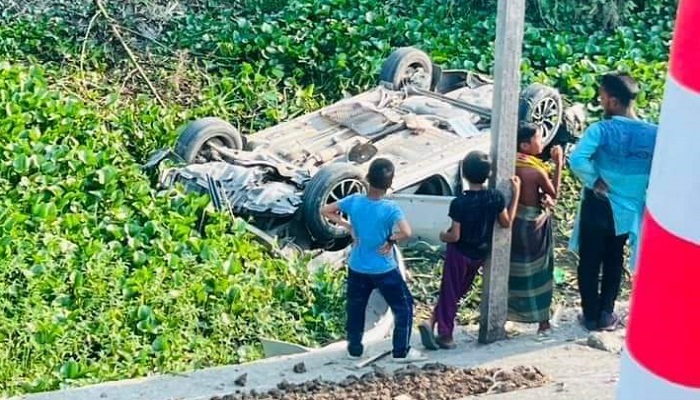 সিংগাইরে সড়ক দুর্ঘটনায় আহত ২