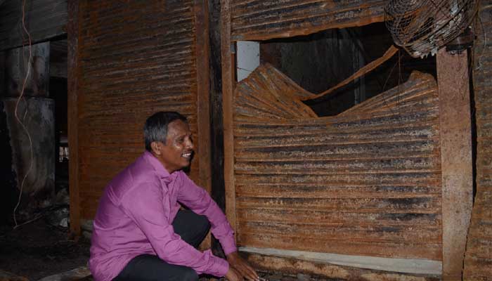 নিউমার্কেটে আগুন: মাথায় হাত দোকানির
