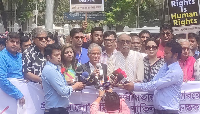 প্রথম আলোর নিবন্ধন বাতিলের দাবিতে মানববন্ধন