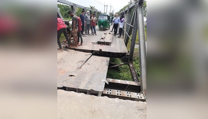 ফের ভমভমি ব্রিজের পাটাতন ভেঙে নদীতে, যানচলাচল বন্ধ