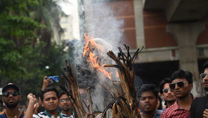 ঢাবিতে প্রথম আলোর সম্পাদকের কুশপুত্তলিকা দাহ