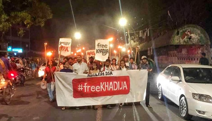 জবি শিক্ষার্থীর মুক্তির দাবিতে মশাল মিছিল
