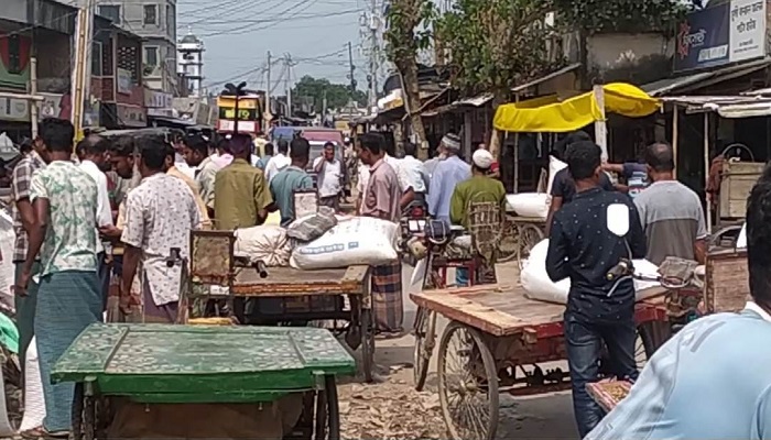 রাস্তায় বসে আড়পাড়া হাট, যানজটে ভোগান্তি