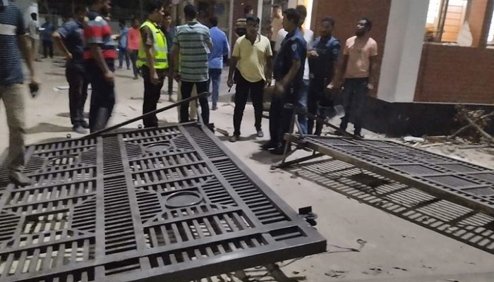 ছাগলনাইয়ায় বিদ্যুৎ অফিসে হামলা-ভাঙচুর