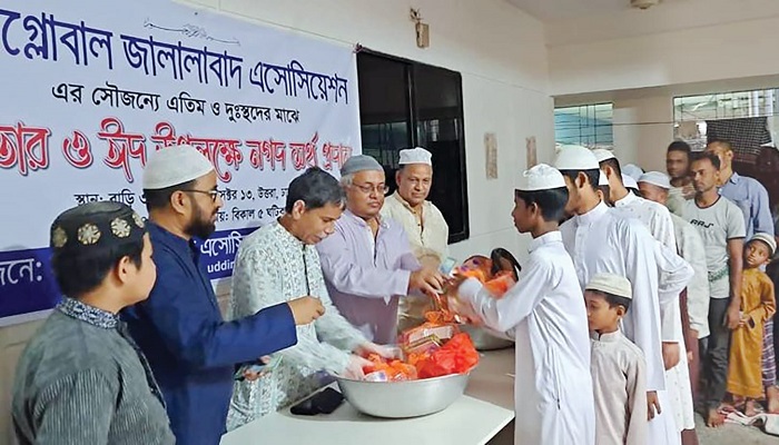 এতিম ও দুঃস্থদের মাঝে ইফতার-ঈদ উপহার বিতরণ