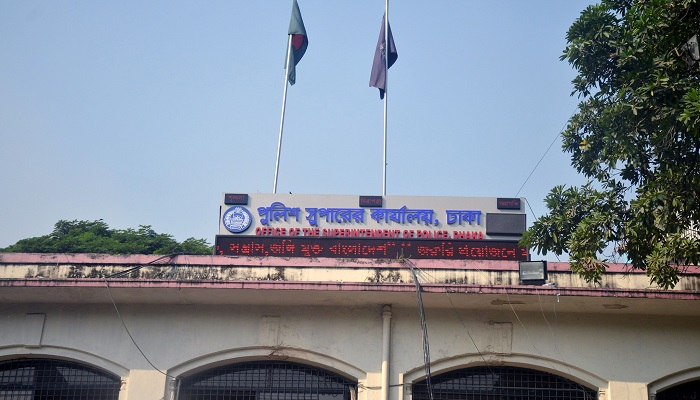 ছাদের পলেস্তারা ভেঙে দুদক কর্মকর্তা আহত