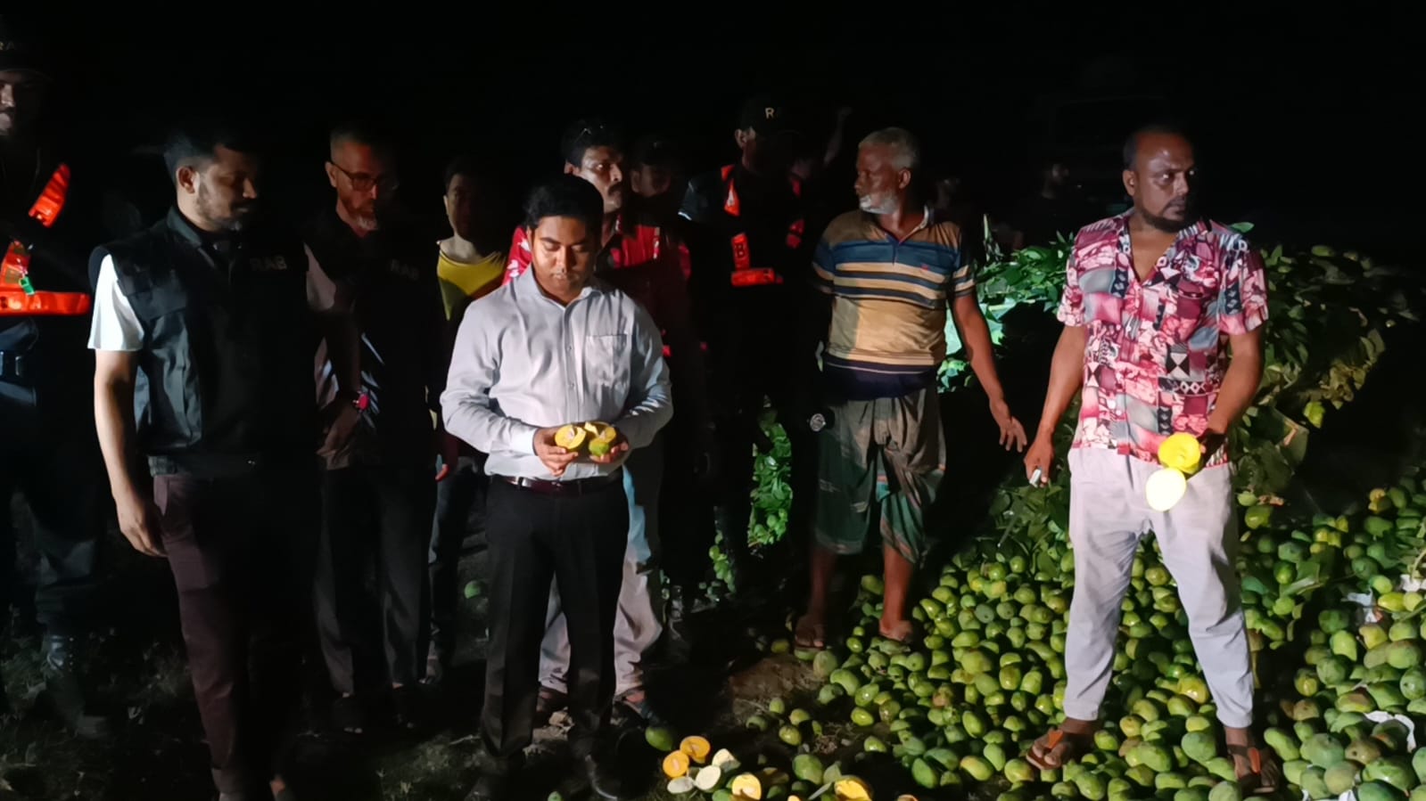 সাতক্ষীরায় কার্বাইড মেশানো ৮ হাজার কেজি আম জব্দ