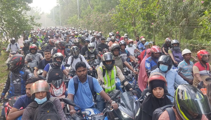 বঙ্গবন্ধু সেতুতে মোটরসাইকেলের দীর্ঘ লাইন