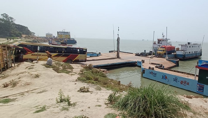 ফাঁকা পাটুরিয়া-আরিচা ফেরিঘাট