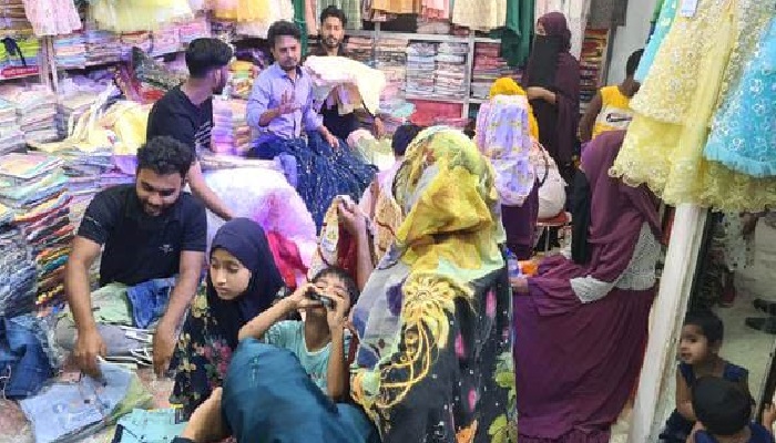 ফুটপাতে- শপিং মলে বেড়েছে বিক্রি