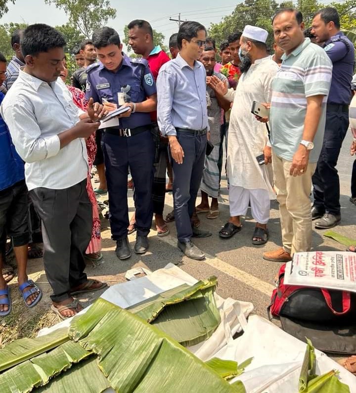 দিনাজপুরে বাস চাপায় একই পরিবারের চারজন নিহত