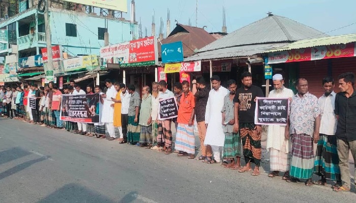বোয়ালমারীতে স্কুল সভাপতিকে কুপিয়ে জখম, প্রতিবাদে মানববন্ধন