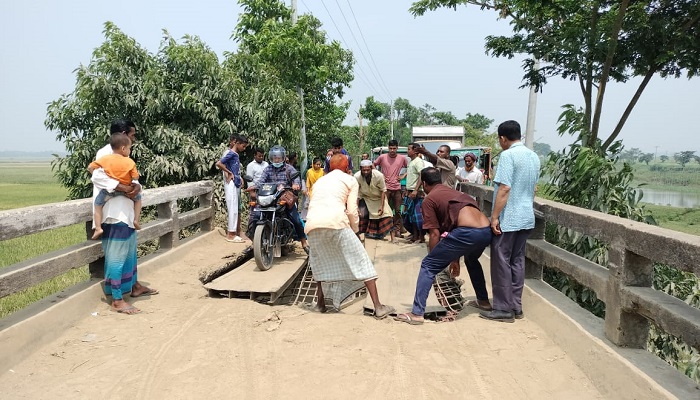 ব্রিজ ভেঙে যাওয়ায় যাত্রীদের চরম ভোগান্তি