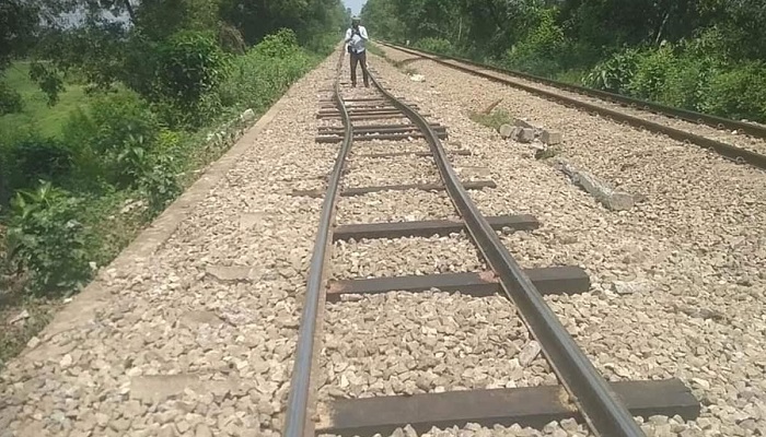 তীব্র গরমে আবারো বেঁকে গেল সেই রেল লাইন