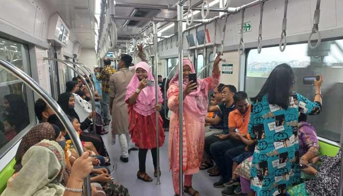 মেট্রোরেলে আহ্লাদে আটখানা নগরবাসী