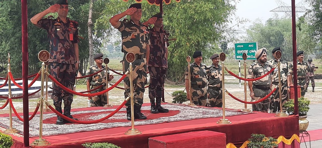 বিএসএফ মহাপরিচালকের বাংলাবান্ধা জিরো পয়েন্ট পরিদর্শন