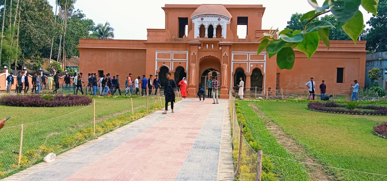 ঈদ উপলক্ষে মহম্মদপুরের দর্শনীয় স্থানগুলোতে মানুষের ঢল