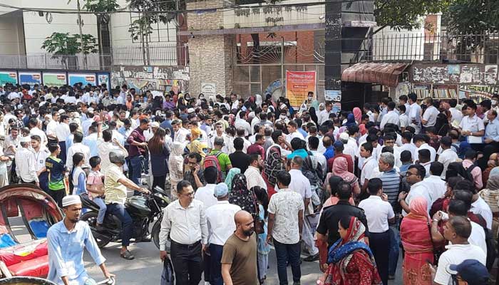 এসএসসি পরীক্ষা: আজিমপুরে অপেক্ষমাণ অভিভাবকরা