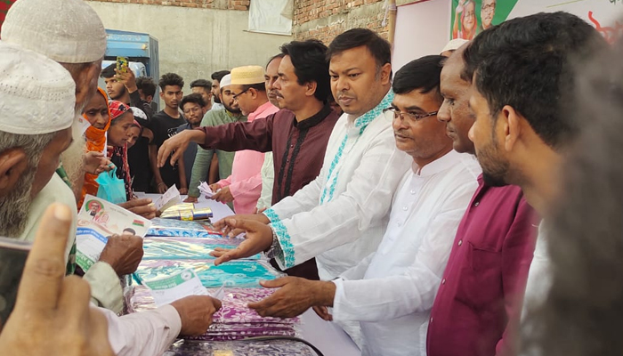 পাঁচ শ’ পরিবারের হাতে ঈদের খুশি তুলে দিলেন আ. লীগ নেতা জাহিদ