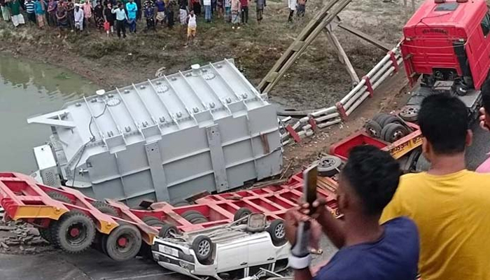 ত্রিশালে সেতু ভেঙে নিচে পড়লো লরি-প্রাইভেটকার