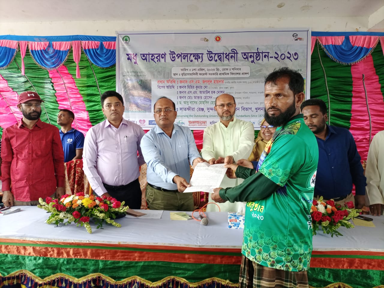 পশ্চিম সুন্দরবনে মধু সংগ্রহের মৌসুম শুরু