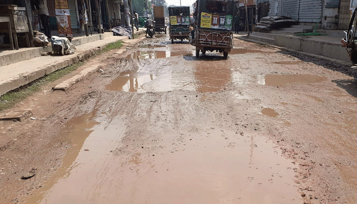কলাপাড়া পৌর শহরের বেশিরভাগ সড়কের বেহাল দশা