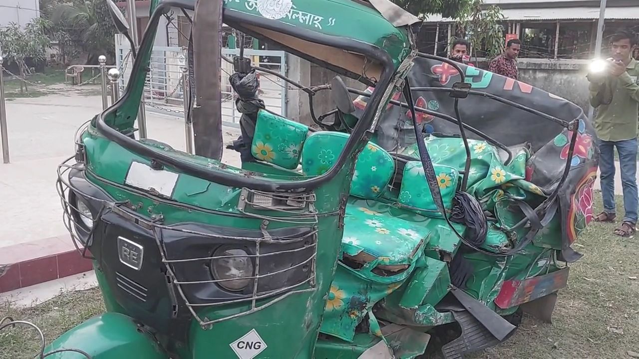 গাইবান্ধায় বাসচাপায় সিএনজির ৪ যাত্রী নিহত
