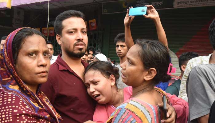 নিউমার্কেটে আগুন: সম্পদহারাদের আহাজারি