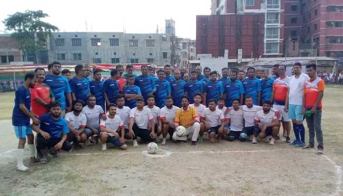 সাভারে প্রীতি ফুটবল ম্যাচে অবিবাহিত টিম বিজয়ী