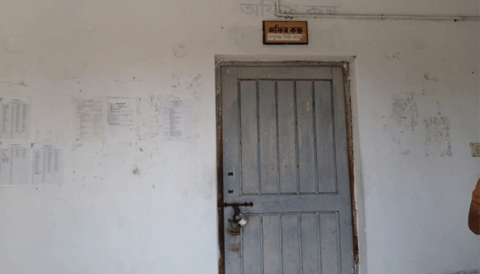 ১৩ মাসের বেতন বকেয়া, মূল ফটকে তালা