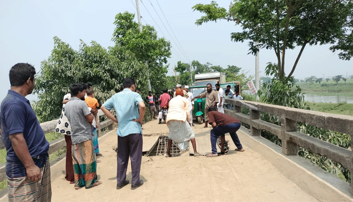 মদন-কেন্দুয়া সড়কে ব্রিজ ভাঙায় ভোগান্তিতে ঈদ যাত্রীরা