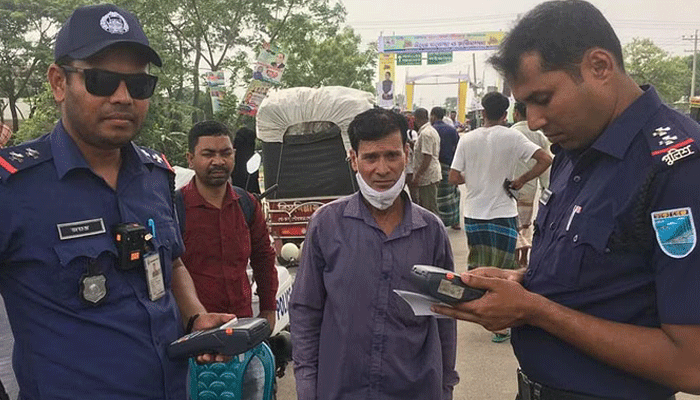 পদ্মা সেতুতে দাঁড়িয়ে ছবি তোলায় জরিমানা