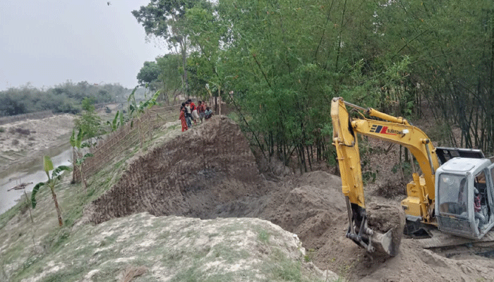 দৌলতপুরে হিসনার মাটি তোলায় গ্রামবাসীর আপত্তি