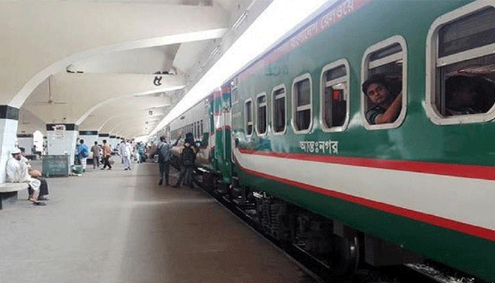 রাজশাহীগামী ধূমকেতু দিয়ে রেলে ঈদযাত্রা শুরু