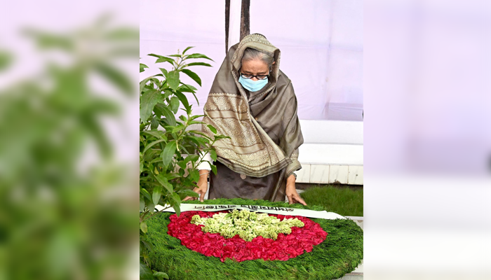 বনানী কবরস্থানে স্বজনদের শ্রদ্ধা প্রধানমন্ত্রীর