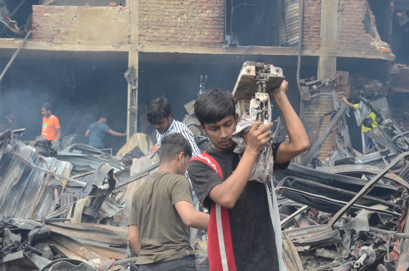স্বপ্ন হলো ছাই, ভোরের কাগজের ছবিতে বঙ্গবাজার অগ্নিকাণ্ড