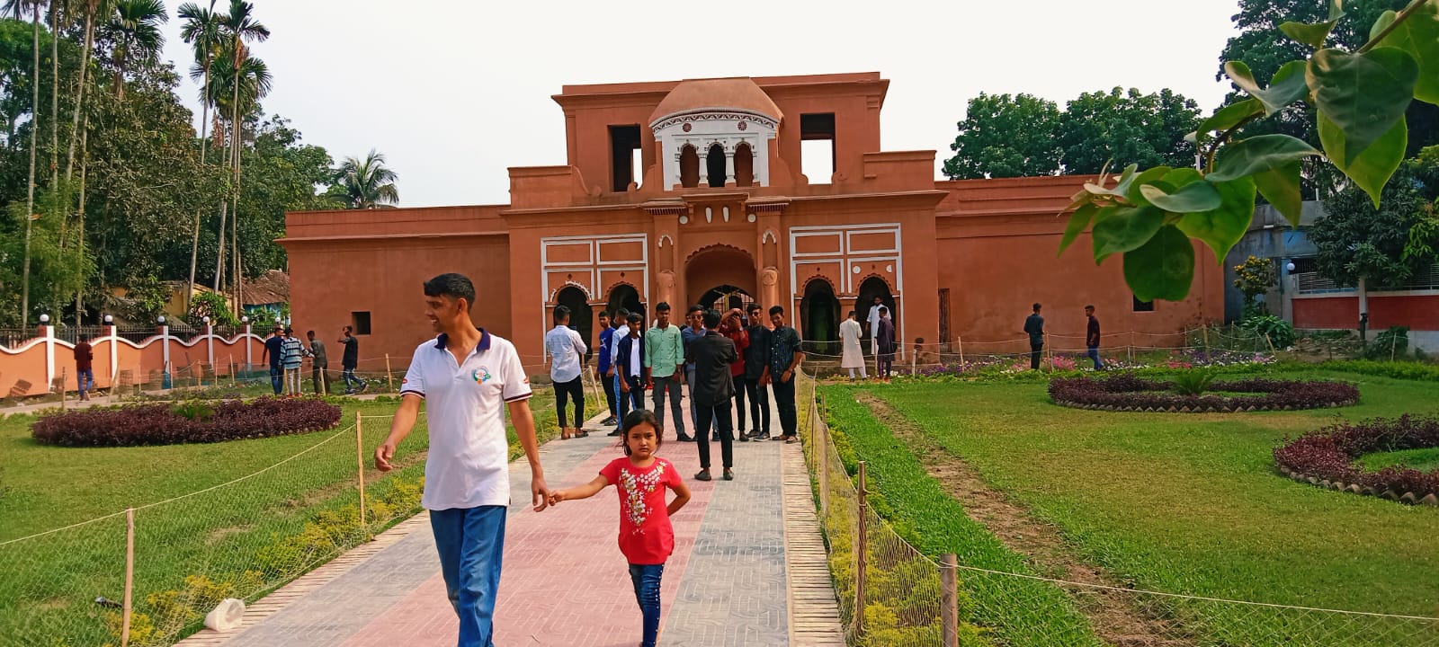 ঈদ উপলক্ষে মহম্মদপুরের দর্শনীয় স্থানগুলোতে মানুষের ঢল