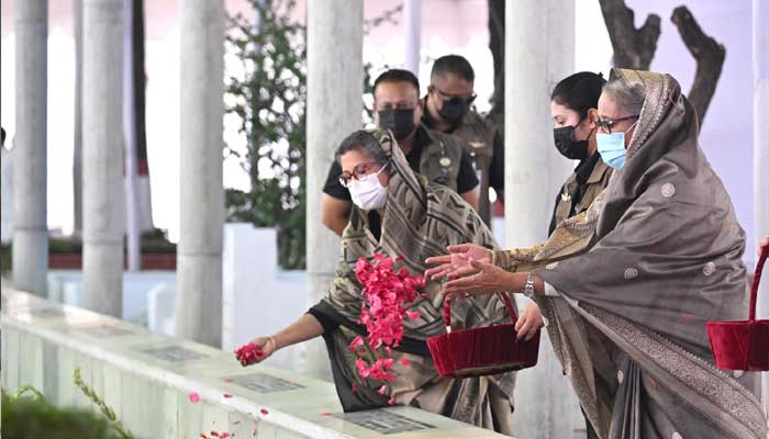 বনানী কবরস্থানে প্রধানমন্ত্রী শেখ হাসিনা ও তার বোন শেখ রেহানা