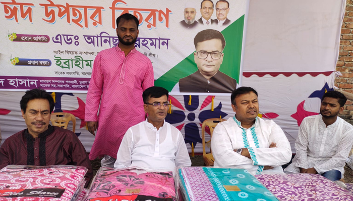 পাঁচ শ’ পরিবারের হাতে ঈদের খুশি তুলে দিলেন আ. লীগ নেতা জাহিদ