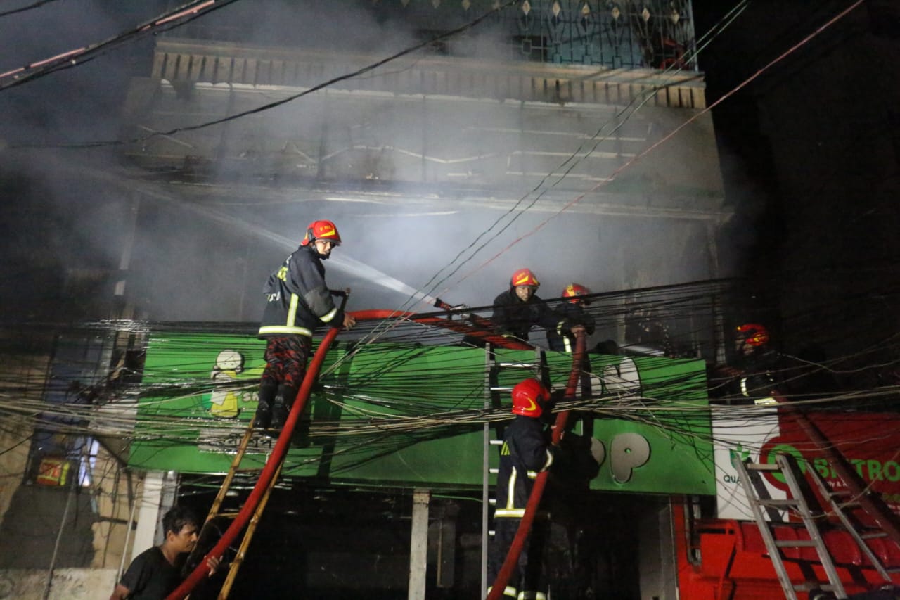 ওয়ারীতে অগ্নিকাণ্ড: ৪৫ মিনিটের চেষ্টায় নিয়ন্ত্রণে