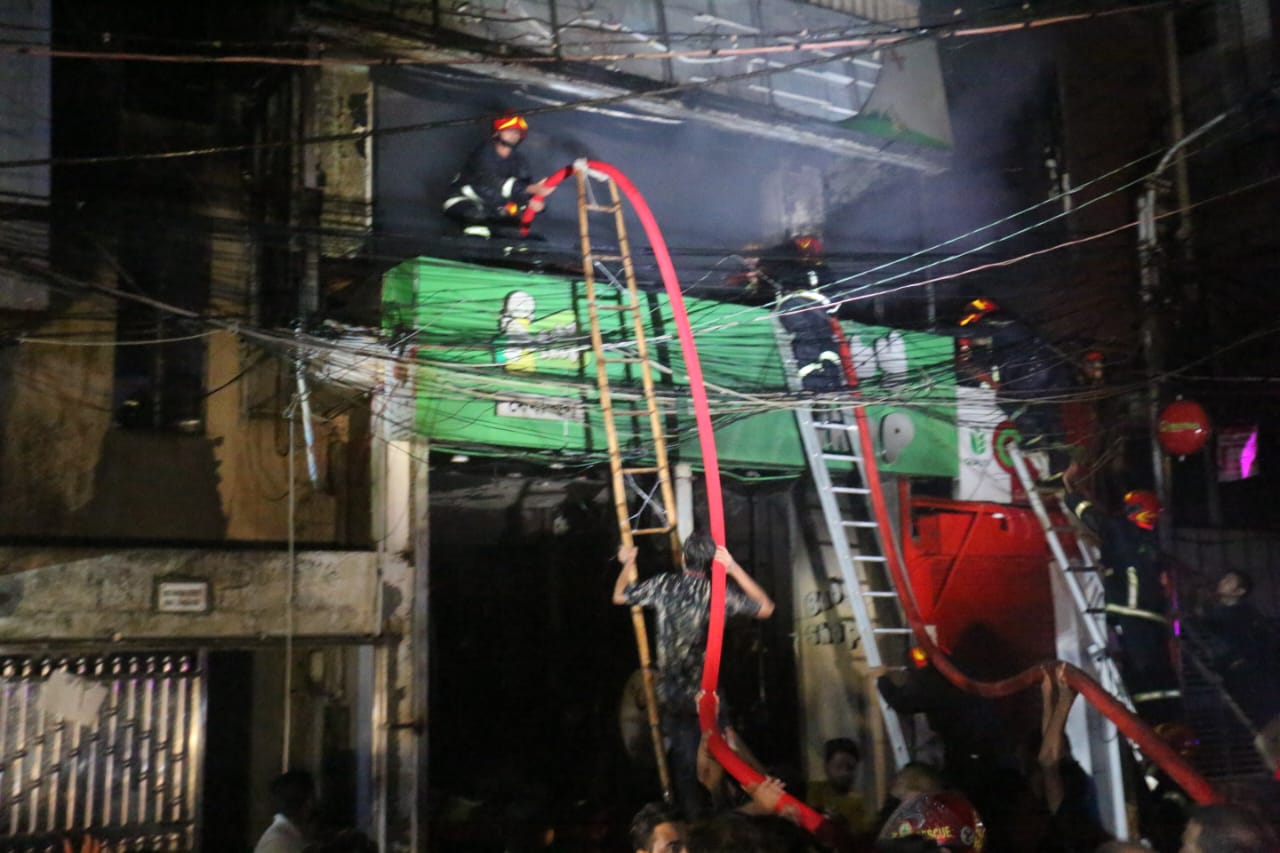 ওয়ারীতে অগ্নিকাণ্ড: ৪৫ মিনিটের চেষ্টায় নিয়ন্ত্রণে