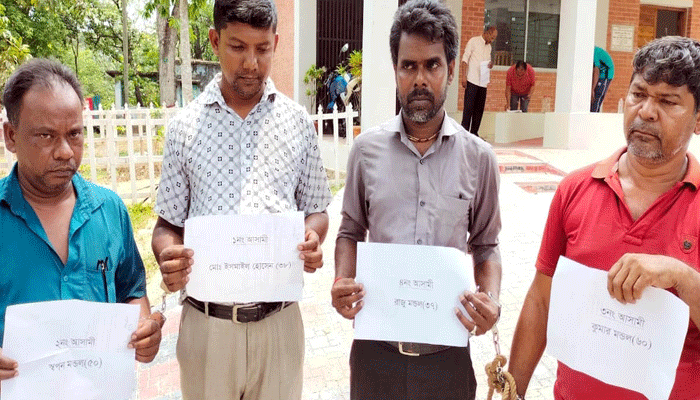 মিরসরাইয়ে বিলুপ্ত প্রজাতির তক্ষকসহ ৪ পাচারকারী আটক