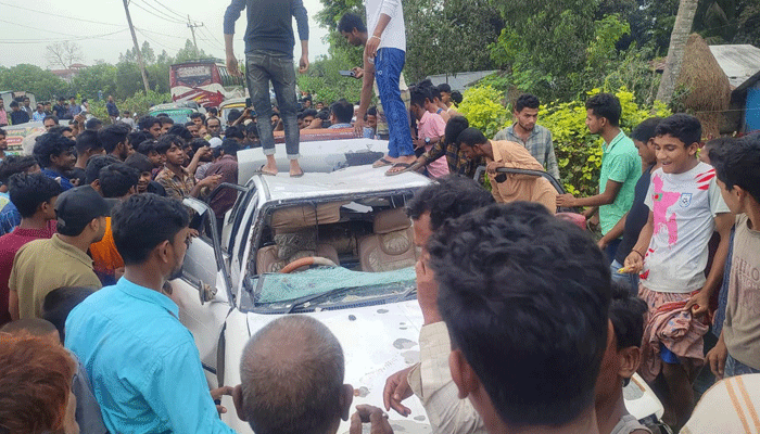 প্রাইভেটকারে গরু নিয়ে পালানোর সময় ৩ চোরকে গণধোলাই